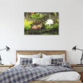 Bullfrog in Lily Pond Canvas Afdruk (Insitu (Slaapkamer))
