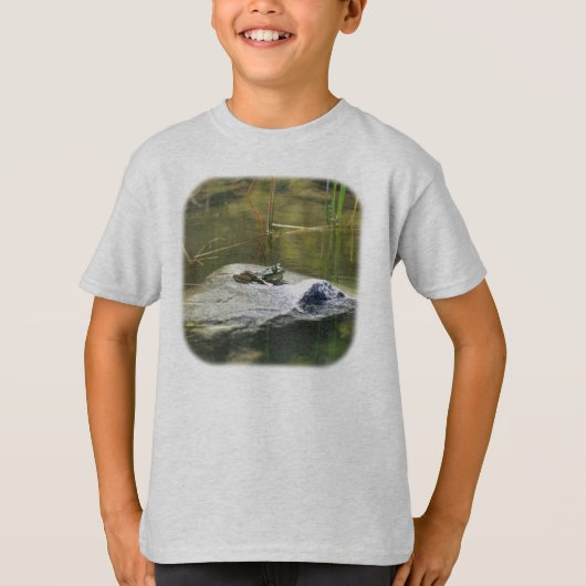 Bullfrog on Rock in Pond Natuur T-shirt (Voorkant)
