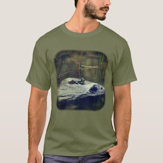 Bullfrog on Rock in Pond Natuur T-shirt (Voorkant)
