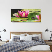 Bullfrog onder waterlilies canvas afdruk (Insitu (Slaapkamer))