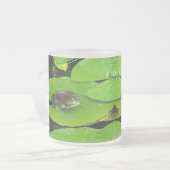 Bullfrog op Lilypads Matglas Koffiemok (Voorkant links)