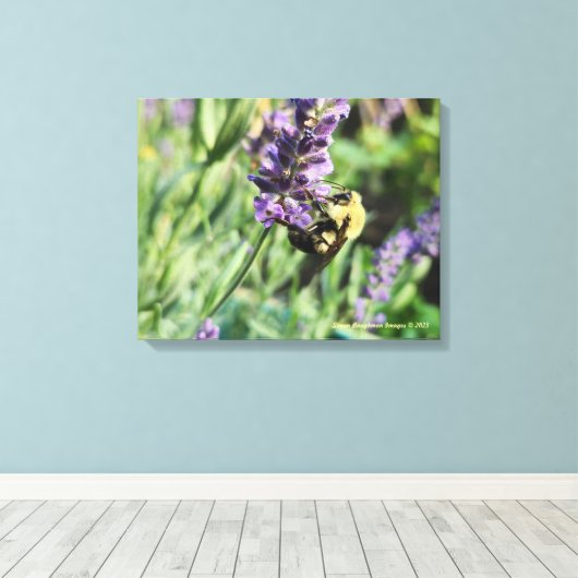 Bumble Bee and Lavender Stretched Canvas Print (Insitu (Houten vloer))