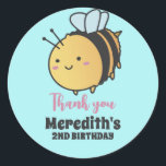 Bumble bee Cartoon Kids Birthday Party Favor Ronde Sticker<br><div class="desc">Een feestje voor kinderen,  jongens of meisjes die van dieren houden. Ideaal voor kinderen op verjaardagsfeestje,  feestvieren en dankjewel op het label. U kunt de tekst voor baby shower of andere gelegenheid en partij ook aanpassen.</div>