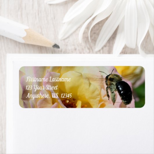 Bumble bee die in roze rozenadres vliegt etiket (Insitu)