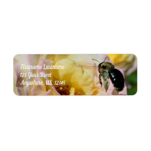 Bumble bee die in roze rozenadres vliegt etiket