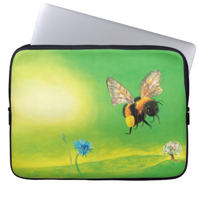 Bumble bee die over een bloeiend beemdje vliegt laptop sleeve (Voorkant)