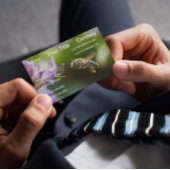 Bumble Bee Flying Paars Bloem Visitekaartje