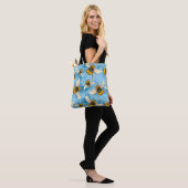  Bumble Bee Illustratie op Blauwe Wolken Tote Bag (Op model)