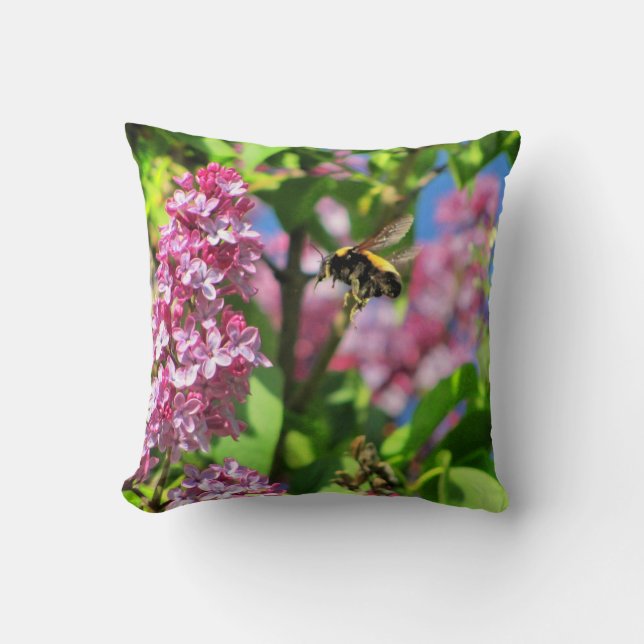Bumble Bee Landng op Lilacs Kussen (Voorkant)