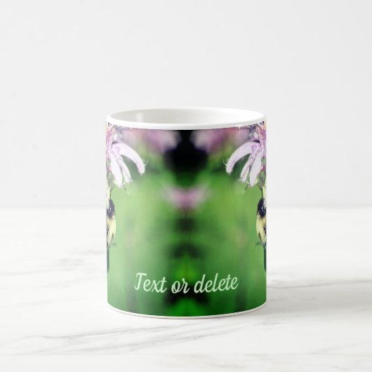 Bumble bee on bee Balm Flower Personated Koffiemok (Center)