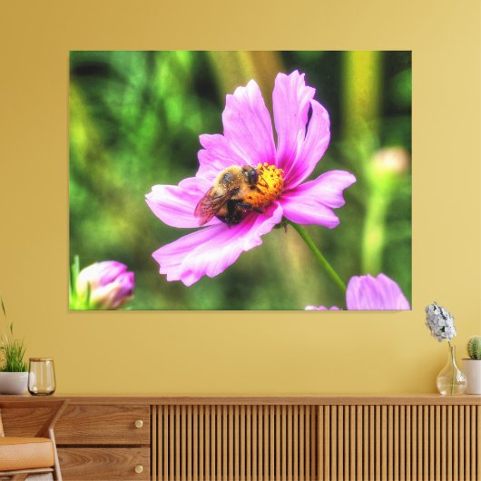 Bumble Bee. on Pink Cosmos Canvas Afdruk (Insitu (Woonkamer))