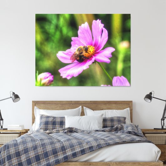 Bumble Bee. on Pink Cosmos Canvas Afdruk (Insitu (Slaapkamer))