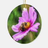 Bumble Bee. on Pink Cosmos Keramisch Ornament (Links)