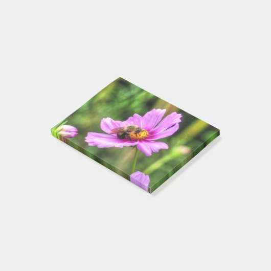 Bumble Bee. on Pink Cosmos Post-it® Notes (Schuin)