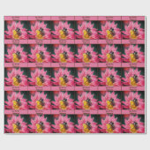 Bumble bee on roze Daisy Flower Personated Cadeaupapier (Vlak)