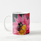 Bumble bee on roze Daisy Flower Personated Koffiemok (Links)