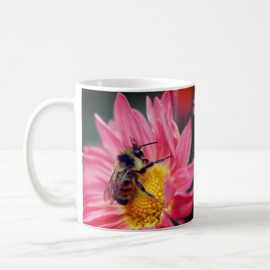 Bumble bee on roze Daisy Flower Personated Koffiemok (Links)