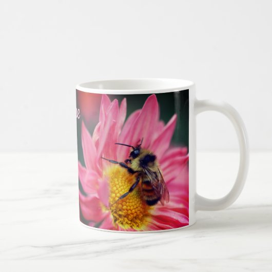 Bumble bee on roze Daisy Flower Personated Koffiemok (Rechts)