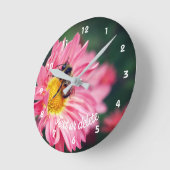 Bumble bee on roze Daisy Flower Personated Ronde Klok (Hoek)