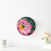 Bumble bee on roze Daisy Flower Personated Ronde Klok (Huis)
