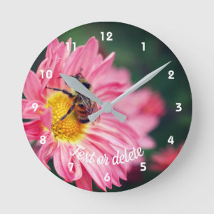 Bumble bee on roze Daisy Flower Personated Ronde Klok