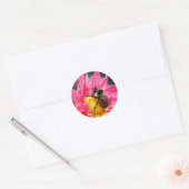 Bumble bee op Daisy Flower Art Ronde Sticker (Envelop)