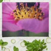 Bumble bee op kosmos theedoek (Gevouwen)