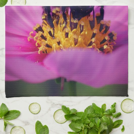 Bumble bee op kosmos theedoek (Gevouwen)