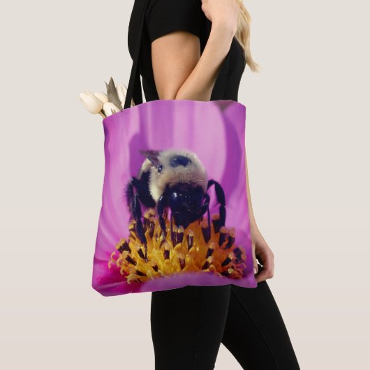 Bumble bee op kosmos tote bag (Dichtbij)