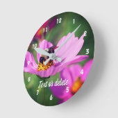 Bumble bee op roze kosmos op maat   ronde klok (Hoek)