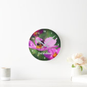 Bumble bee op roze kosmos op maat   ronde klok (Huis)