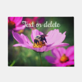 Bumble bee op roze kosmos, ventilator op maat deurmat (Voorkant)