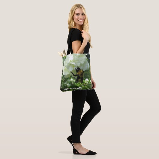 Bumble Bee op Sneeuwbal struik en jouw naam Tote Bag (Op model)