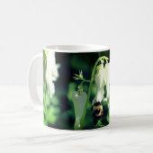 Bumble bee op White Flower Personated Koffiemok (Voorkant links)