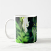 Bumble bee op White Flower Personated Koffiemok (Links)