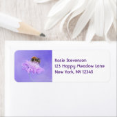 Bumble Bee Perst op een Paarse ventilator Etiket (Insitu)