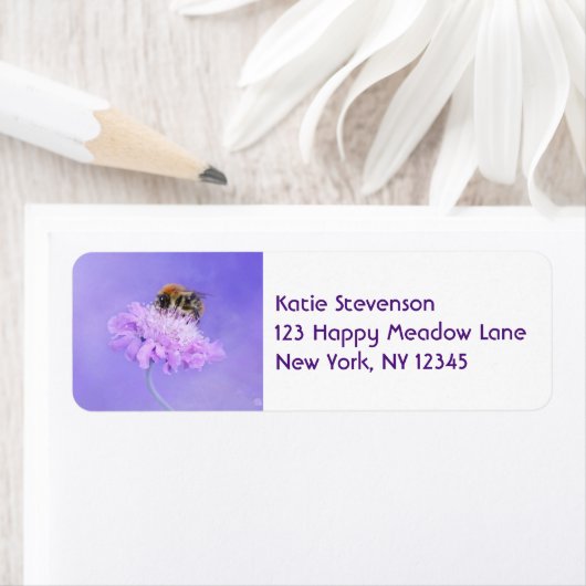 Bumble Bee Perst op een Paarse ventilator Etiket (Insitu)