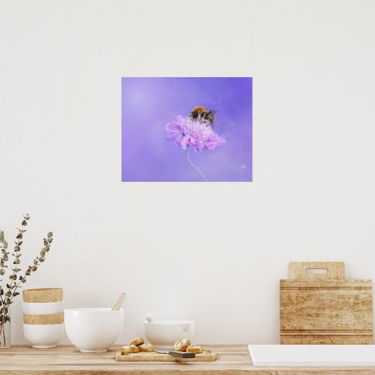 Bumble Bee Perst op een Paarse ventilator Poster (Keuken)