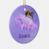Bumble Bee Perst op een Roze Vloer Gepersonaliseer Keramisch Ornament (Rechts)
