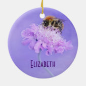 Bumble Bee Perst op een Roze Vloer Gepersonaliseer Keramisch Ornament (Achterkant)