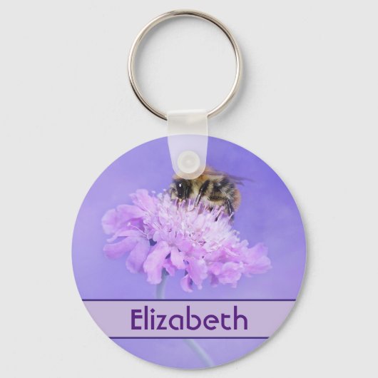 Bumble Bee Perst op een Roze Vloer Gepersonaliseer Sleutelhanger (Voorkant)
