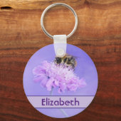 Bumble Bee Perst op een Roze Vloer Gepersonaliseer Sleutelhanger (Voorkant)