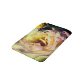 Bumble bee vliegt in roze roze roze roze dicht badmat (Gekanteld)