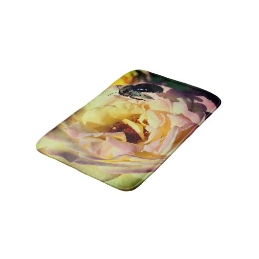 Bumble bee vliegt in roze roze roze roze dicht badmat (Gekanteld)