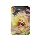Bumble bee vliegt in roze roze roze roze dicht badmat (Voorkant Verticaal)