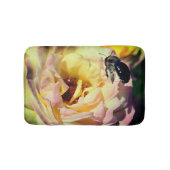 Bumble bee vliegt in roze roze roze roze dicht badmat (Voorkant)