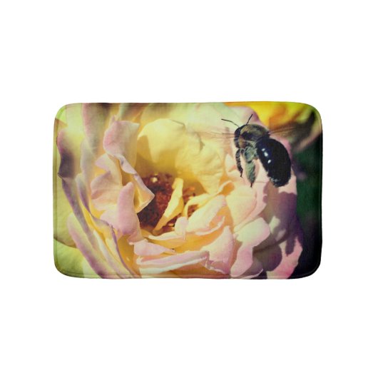 Bumble bee vliegt in roze roze roze roze dicht badmat (Voorkant)