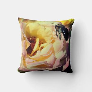 Bumble bee vliegt in roze roze roze roze dicht kussen