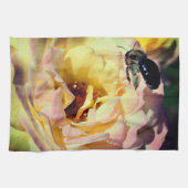 Bumble bee vliegt in roze roze roze roze dicht theedoek (Horizontaal)