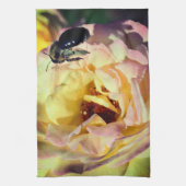 Bumble bee vliegt in roze roze roze roze dicht theedoek (Verticaal)